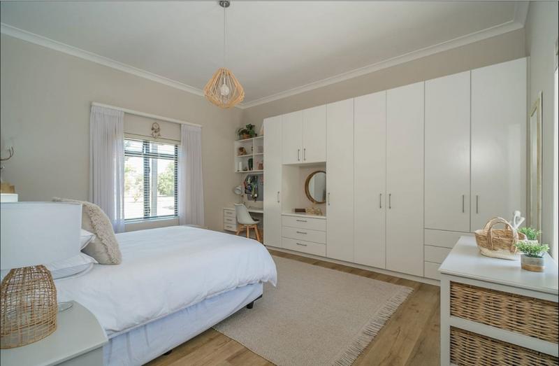 4 Bedroom Property for Sale in Lake Michelle Western Cape